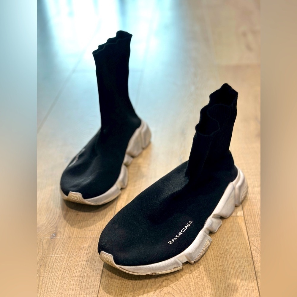 Balenciaga speed trainer in black cloth. Preowned, size 39.‎